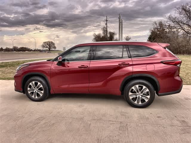 Thumbnail: 2021 Toyota Highlander - 4