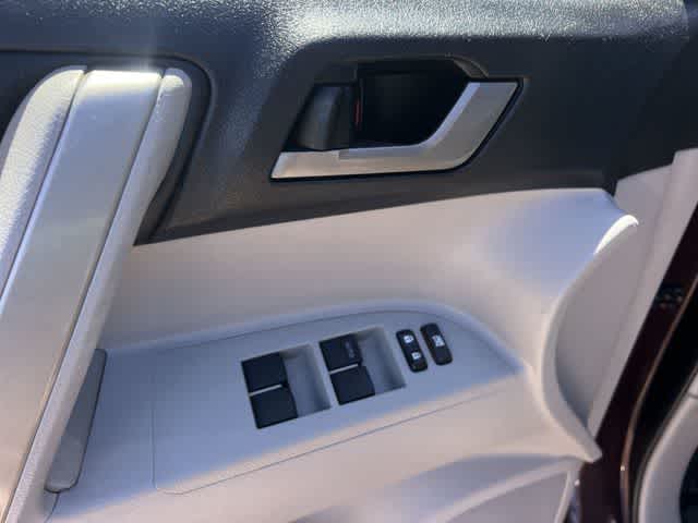 Thumbnail: 2013 Toyota Highlander - 29