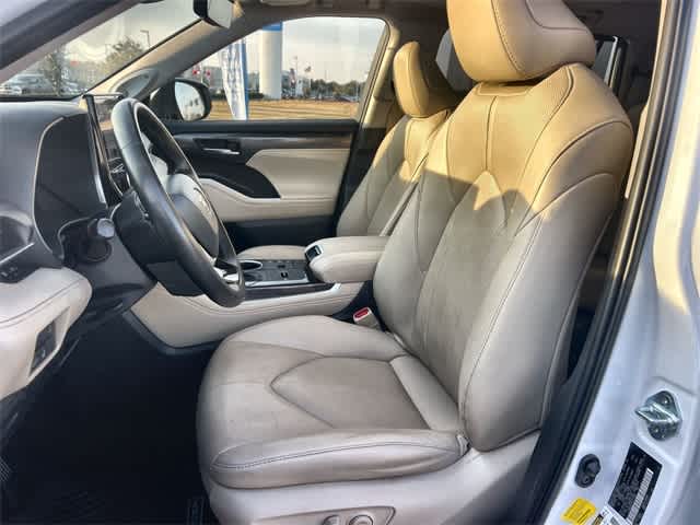 Thumbnail: 2023 Toyota Highlander - 11