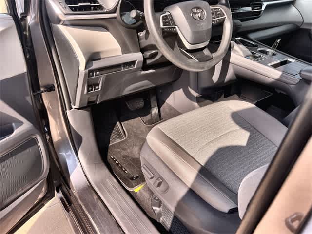 Thumbnail: 2021 Toyota Sienna - 3