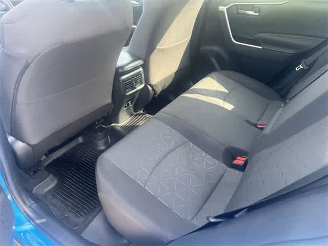 2021 Toyota RAV4 XLE 32