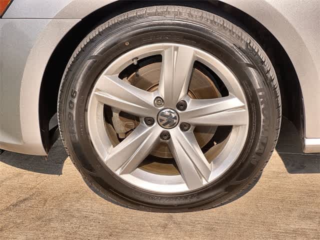 Thumbnail: 2015 Volkswagen Passat - 9