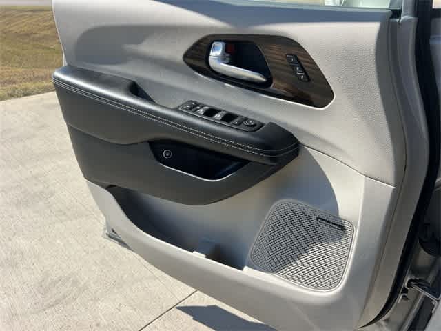 Thumbnail: 2021 Chrysler Pacifica - 30