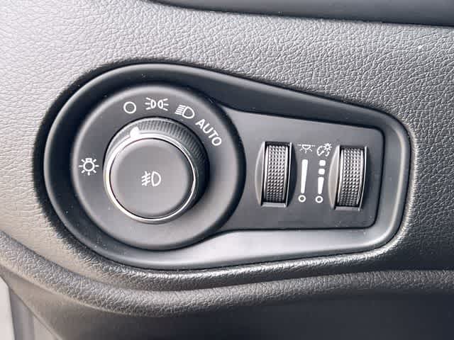 Thumbnail: 2020 Jeep Renegade - 29