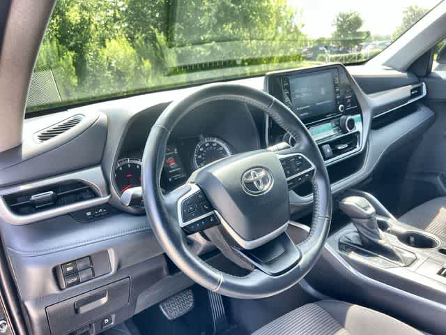Thumbnail: 2022 Toyota Highlander - 15