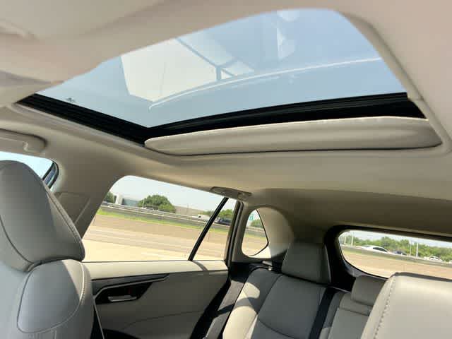 Thumbnail: 2021 Toyota RAV4 - 32