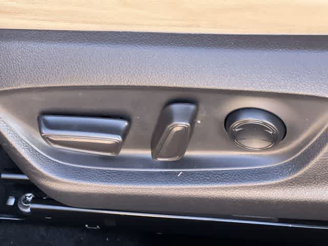 Thumbnail: 2022 Toyota Avalon - 31