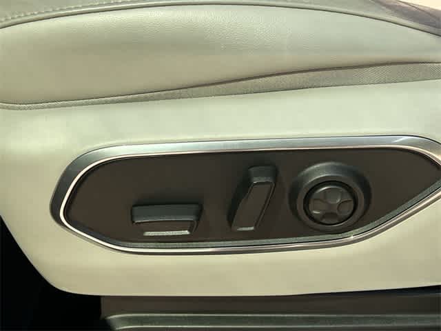 Thumbnail: 2022 Jeep Wagoneer - 31