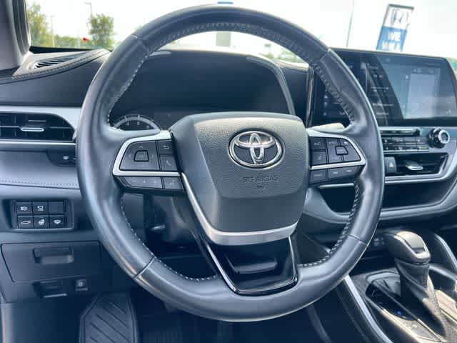 Thumbnail: 2022 Toyota Highlander - 17
