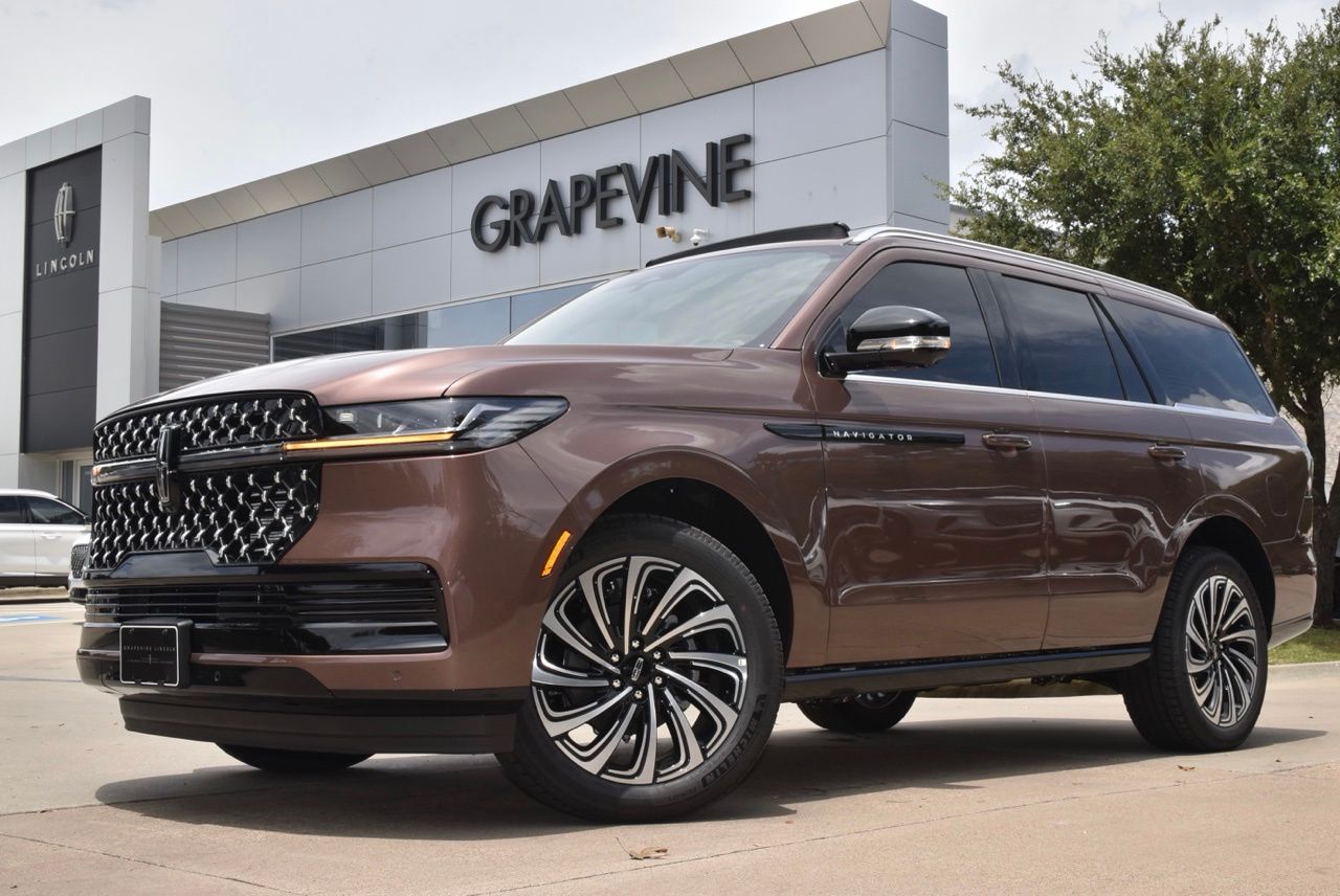 Frosted Fig Premium Colorant 2027 Lincoln Navigator SUV / Crossover Four-Wheel Drive Automatic