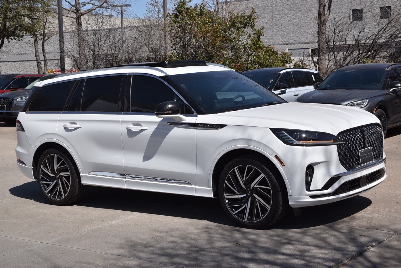 2025 Lincoln Aviator Black Label photo 4