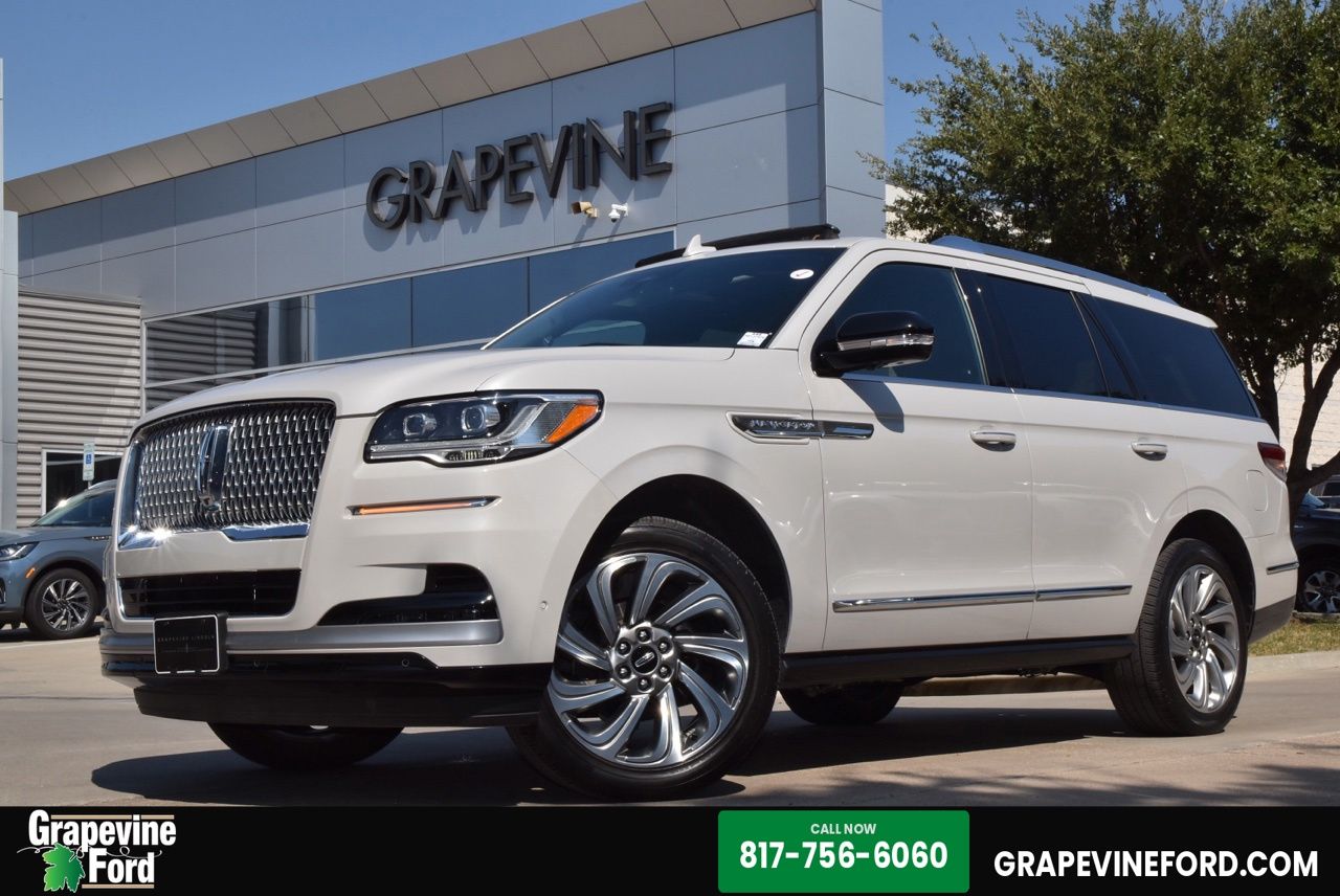 Ceramic Pearl Metallic Tri-Coat 2024 Lincoln Navigator SUV / Crossover Four-Wheel Drive Automatic