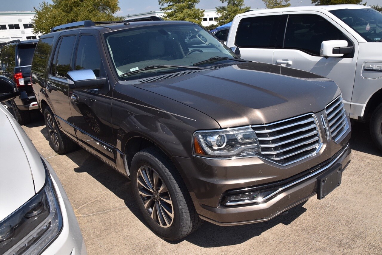 2016 Lincoln Navigator Select photo 3