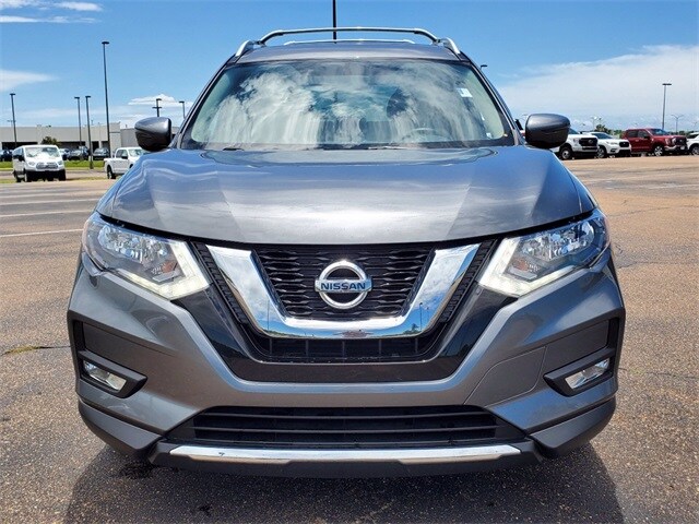 2017 Nissan Rogue SV photo 2