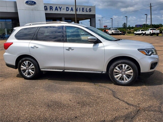 2019 Nissan Pathfinder SV photo 4