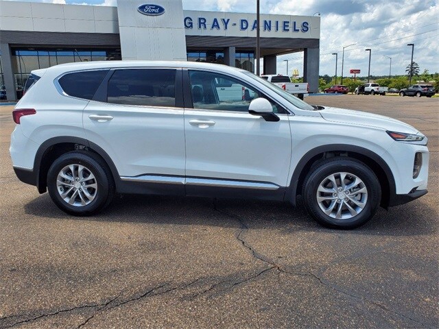 2020 Hyundai Santa Fe SE photo 4
