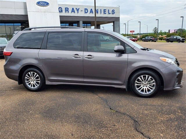 2020 Toyota Sienna XLE photo 4