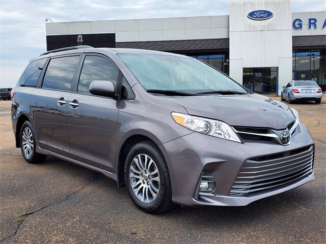 2020 Toyota Sienna XLE photo 2