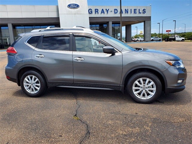 2017 Nissan Rogue SV photo 3