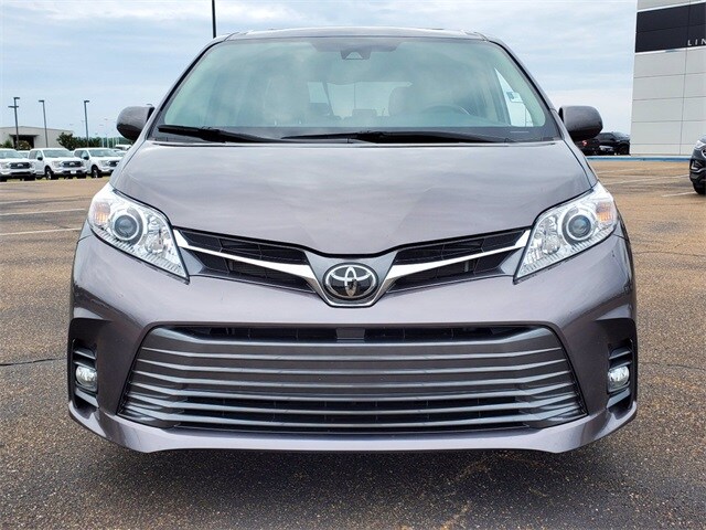 2020 Toyota Sienna XLE photo 3