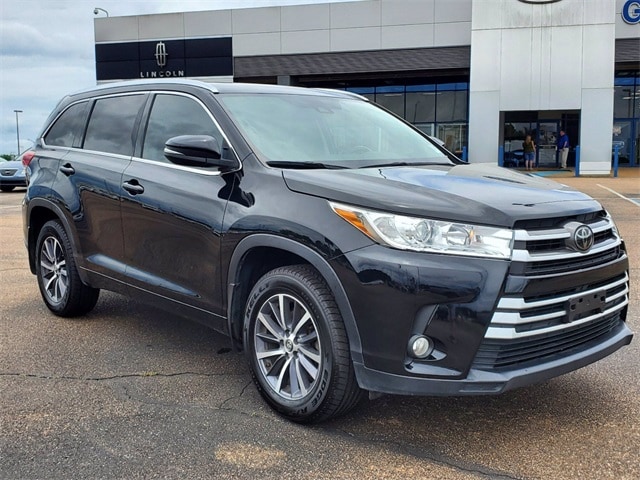 Used 2018 Toyota Highlander XLE with VIN 5TDJZRFH1JS523201 for sale in Brandon, MS