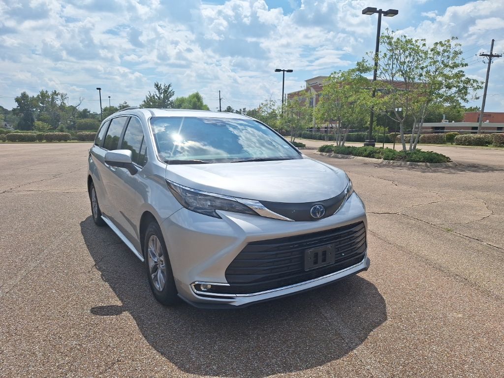 2024 Toyota Sienna XLE photo 4