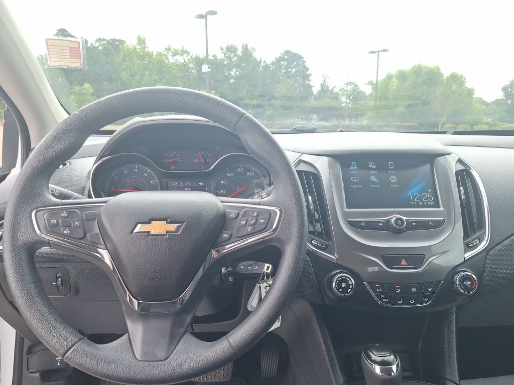 2018 Chevrolet Cruze LT photo 2