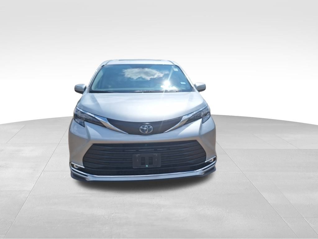 2024 Toyota Sienna XLE photo 3