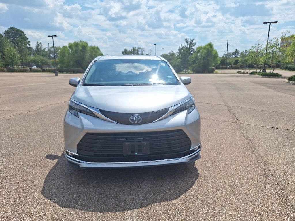2024 Toyota Sienna XLE photo 3
