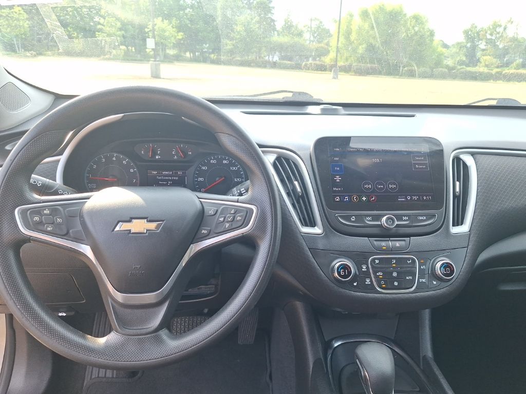 2022 Chevrolet Malibu 1LT photo 2