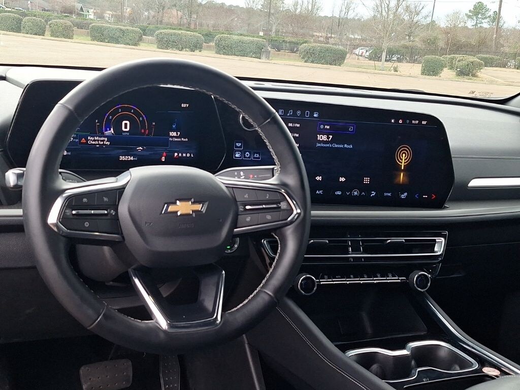 Used 2025 Chevrolet Traverse LT SUV