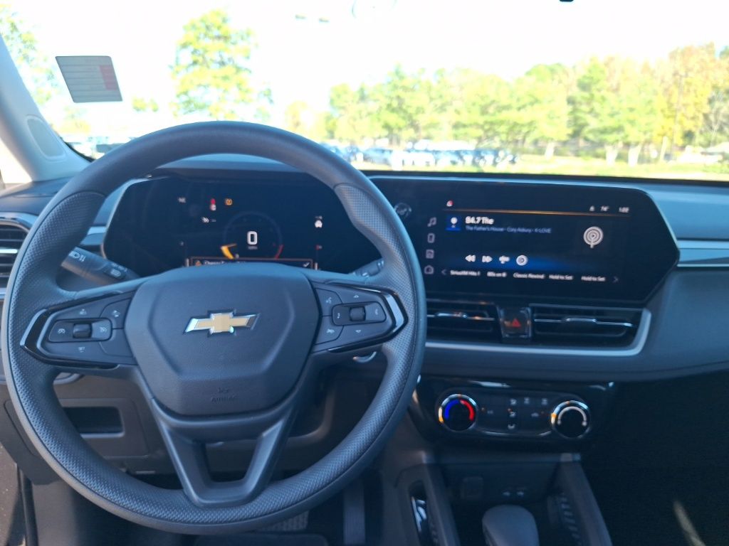 2024 Chevrolet Trailblazer LT photo 2