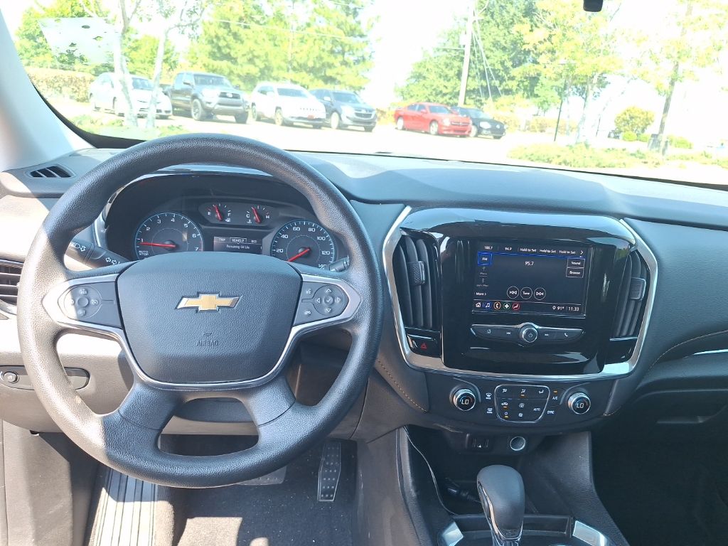 2021 Chevrolet Traverse LS photo 2