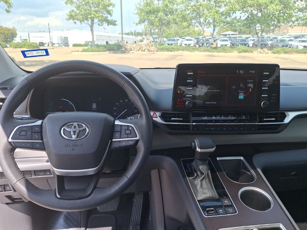 2024 Toyota Sienna XLE photo 2