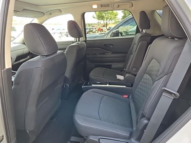 2024 Nissan Pathfinder SV photo 2