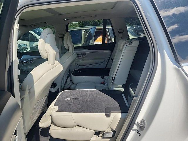 2022 Volvo XC90 T5 Momentum photo 4
