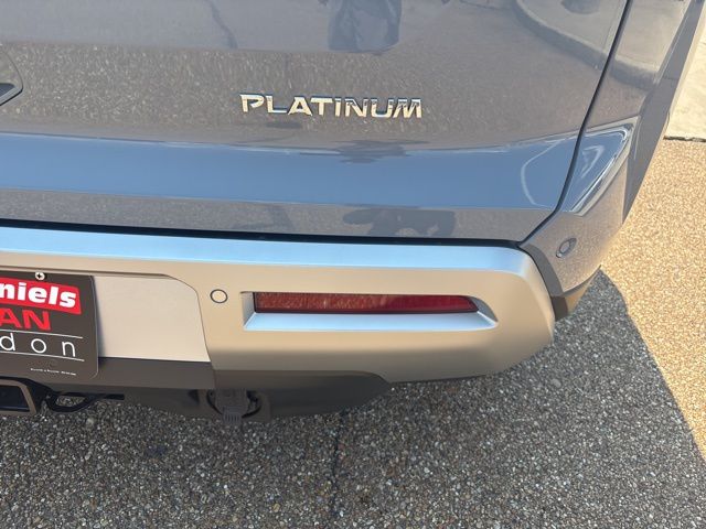 2025 Nissan Pathfinder Platinum photo 2