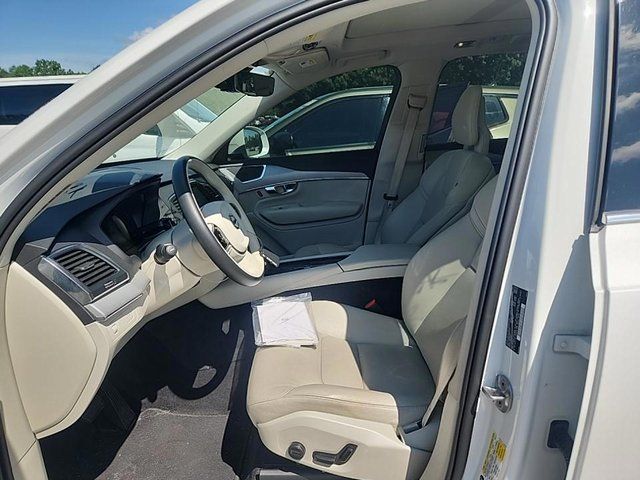 2022 Volvo XC90 T5 Momentum photo 3