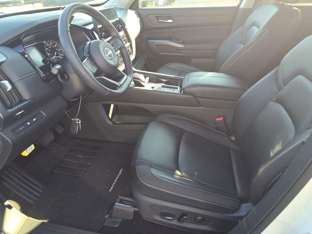 2024 Nissan Pathfinder SL photo 2