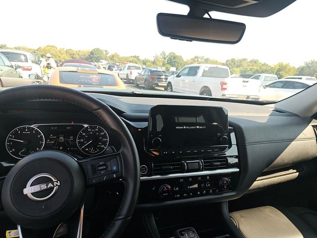2024 Nissan Pathfinder SL photo 3
