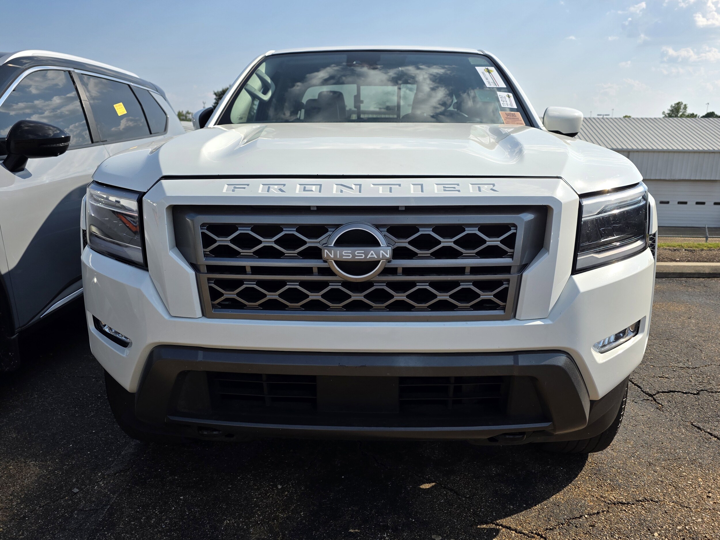 2024 Nissan Frontier SL photo 2