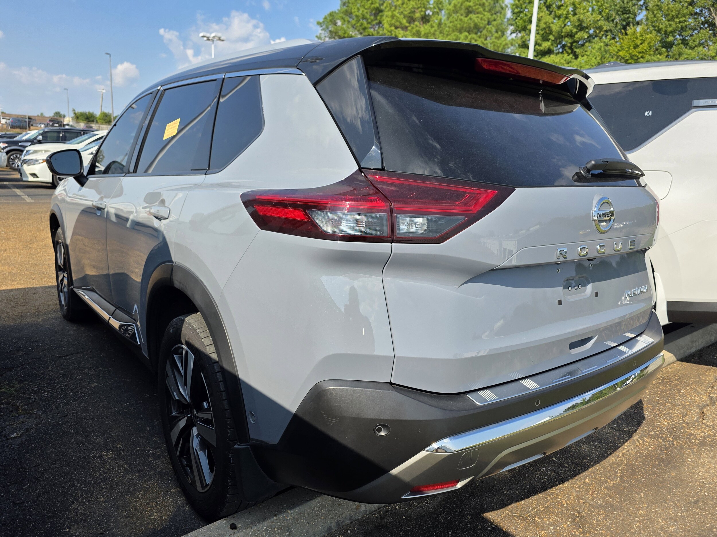 2021 Nissan Rogue Platinum photo 2