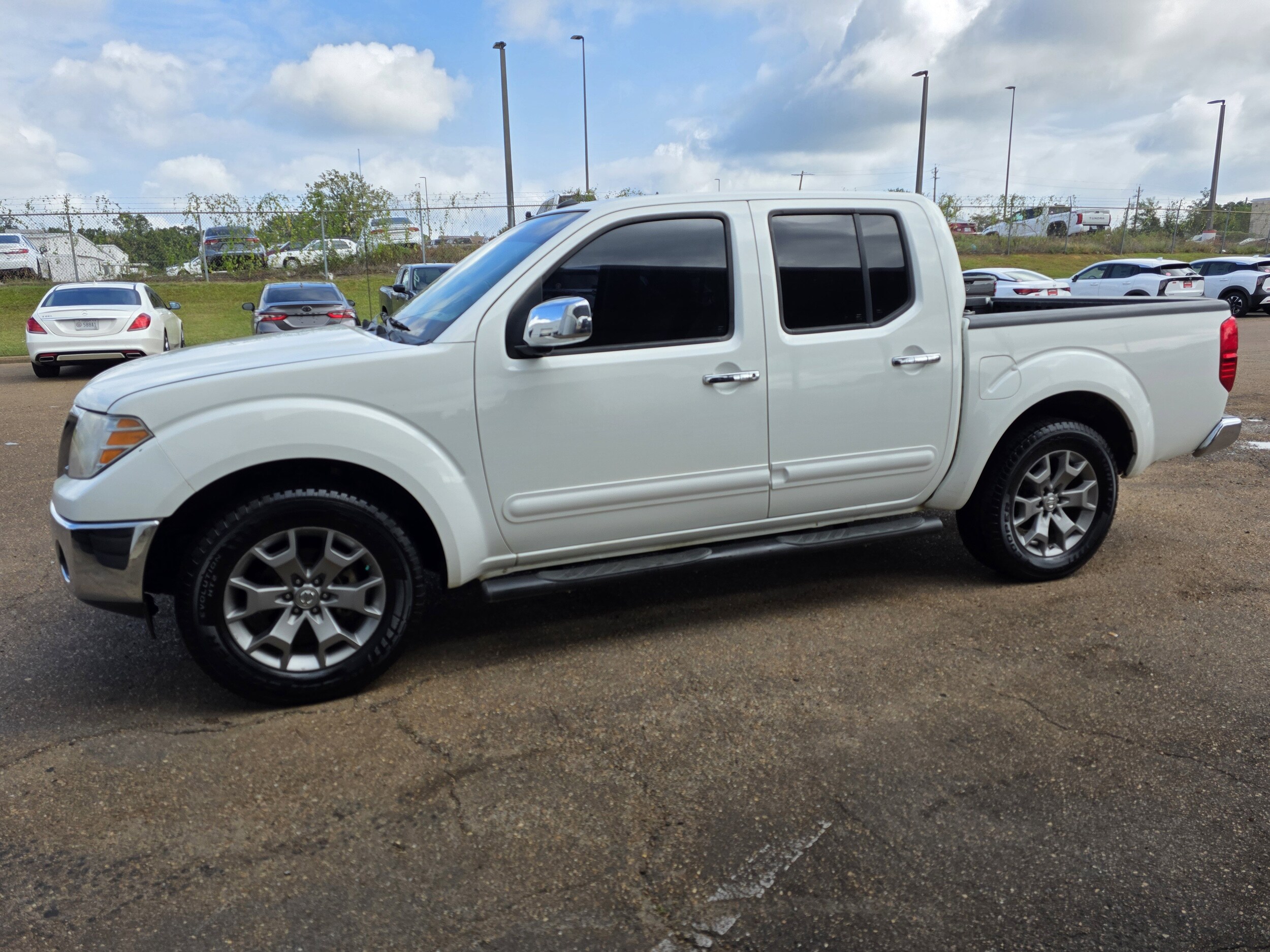 2019 Nissan Frontier SL photo 2