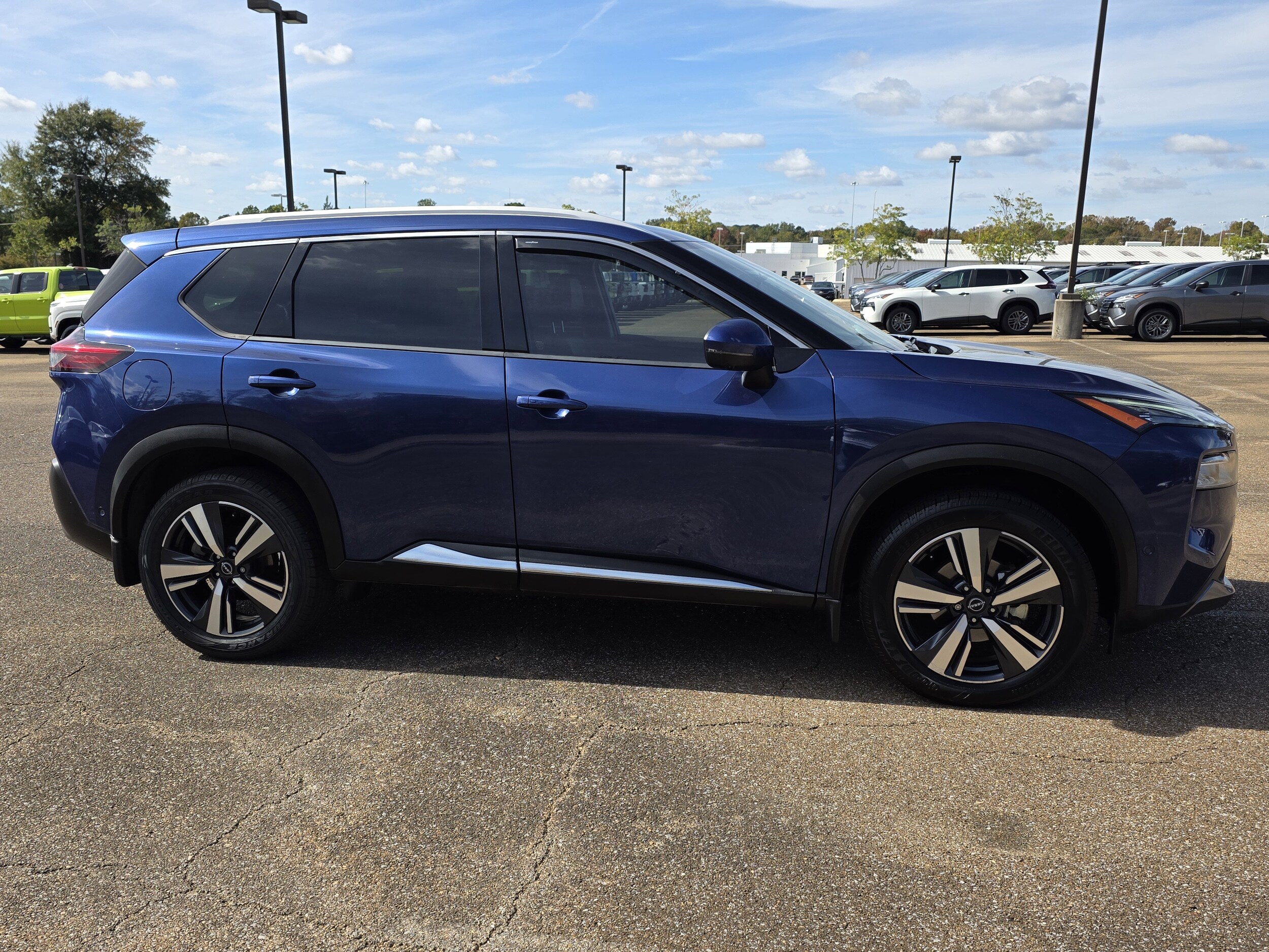2023 Nissan Rogue SL photo 2