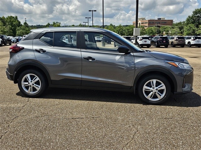 2025 Nissan Kicks Play S photo 3