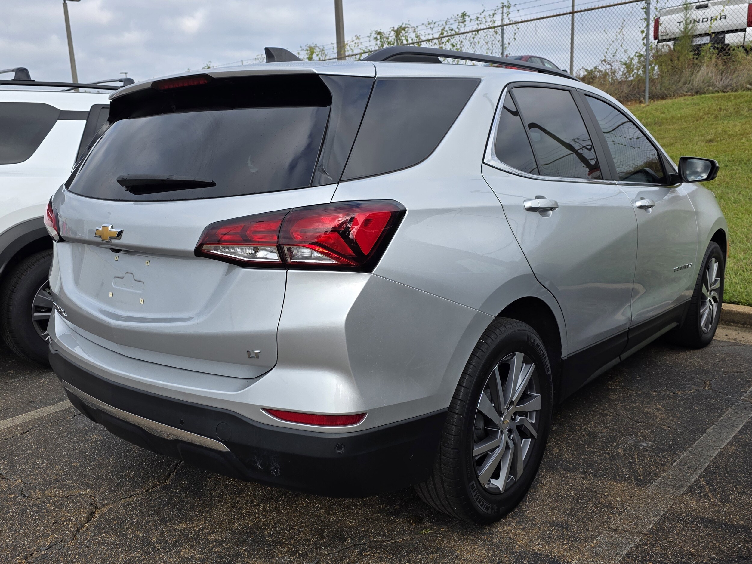 2022 Chevrolet Equinox LT photo 2