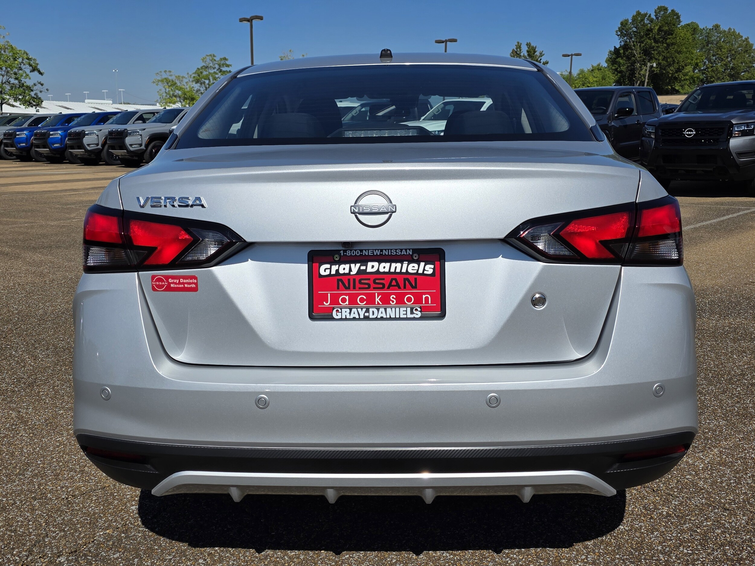2025 Nissan Versa 1.6 S photo 3