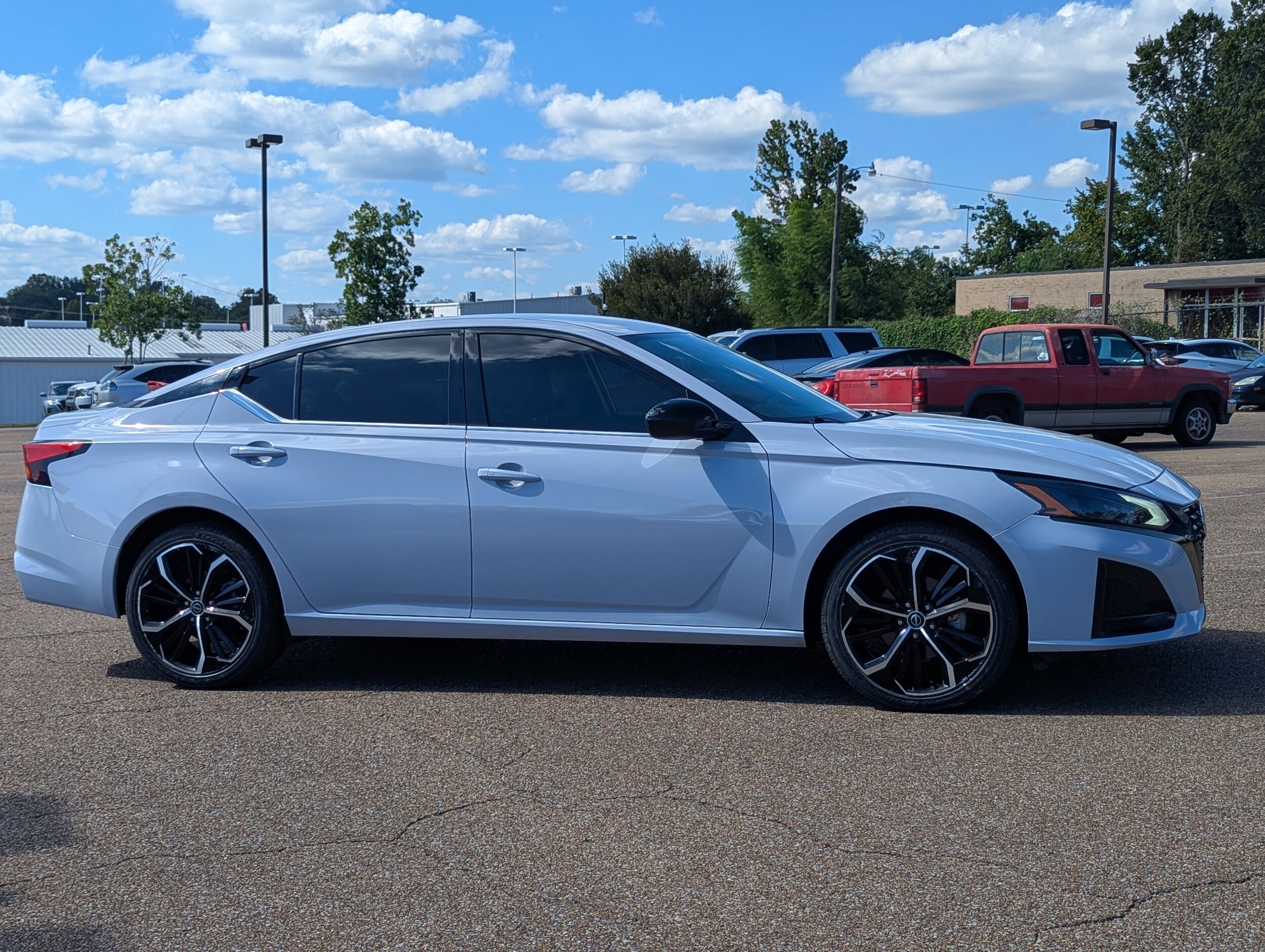 2024 Nissan Altima 2.5 SR photo 2