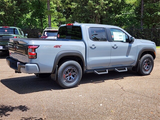 2025 Nissan Frontier PRO-4X photo 3
