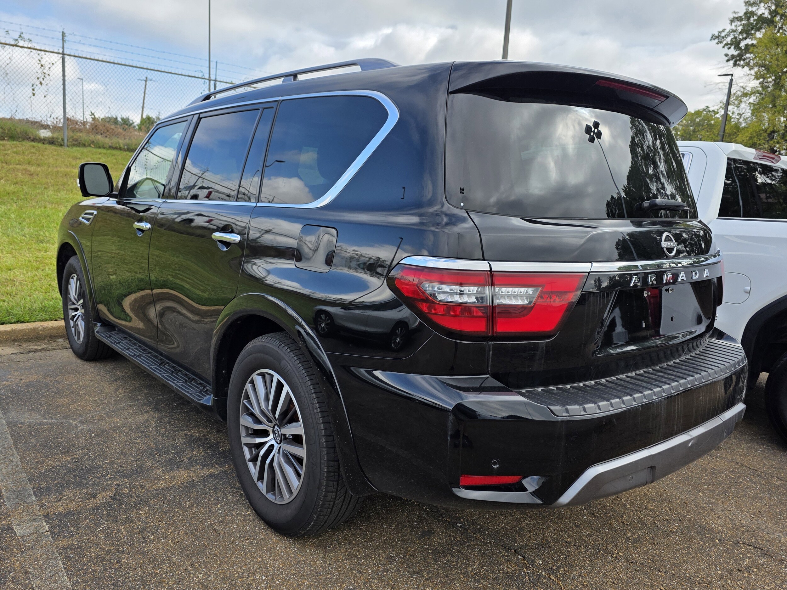2023 Nissan Armada SL photo 3